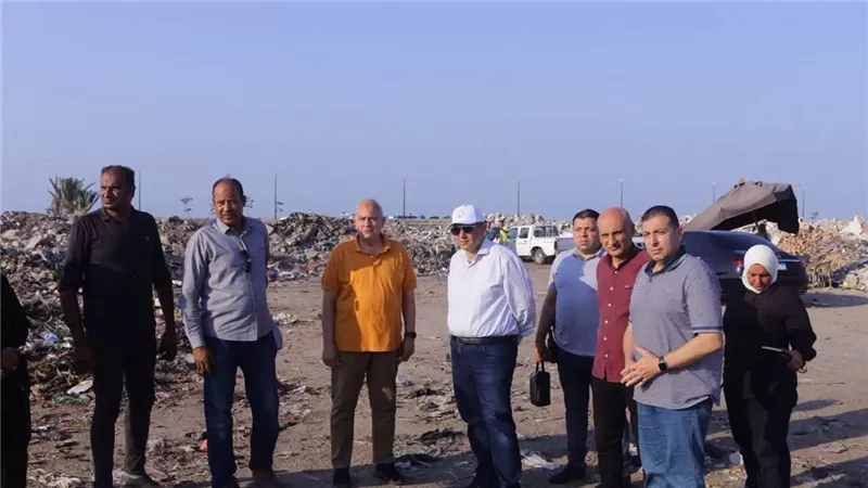 محافظ دمياط يتابع رفع المخلفات وتراكمات القمامة بمنطقة شطا ويوجه بسرعة إنهائها