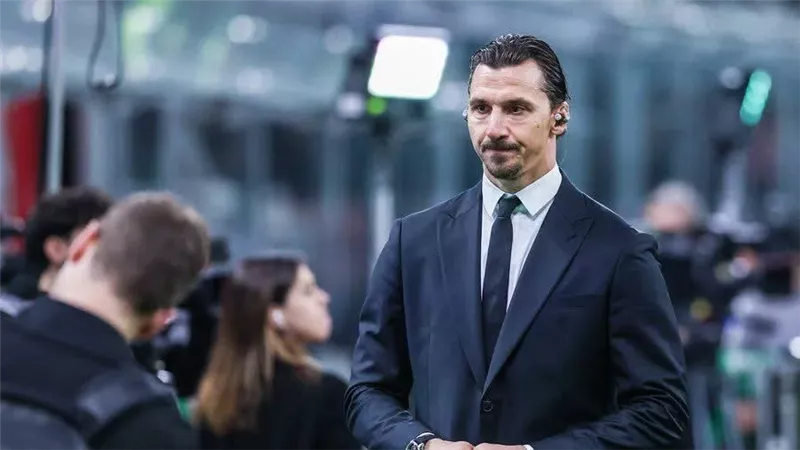 ابراهيموفيتش يشن هجومًا حادًا على أندية الدوري الإنجليزي بسبب باركولا ومباي