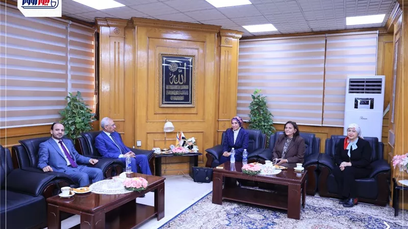 رئيسا جامعتي المنيا والأقصر يبحثان تعزيز التعاون الأكاديمي والعلمي 