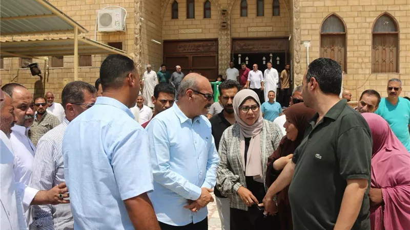محافظ السويس يؤدي صلاة الجمعة وسط أهالي حي فيصل ويتابع مطالبهم الخدمية