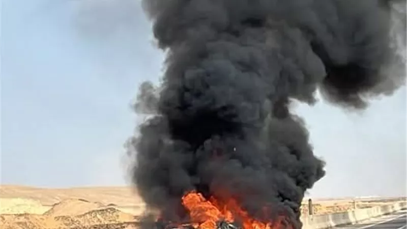  مصرع وإصابة 3 أشخاص في انقلاب واحتراق سيارة بطريق السويس العين السخنة