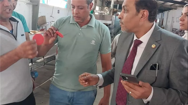 الفحم بدل الكاكاو.. جهات التحقيق تبدأ فحص مصنع بسكويت مخالف بالقليوبية