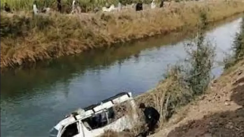 بسبب السرعه الزائده انقلاب ميكروباص فى ترعة بالعياط
