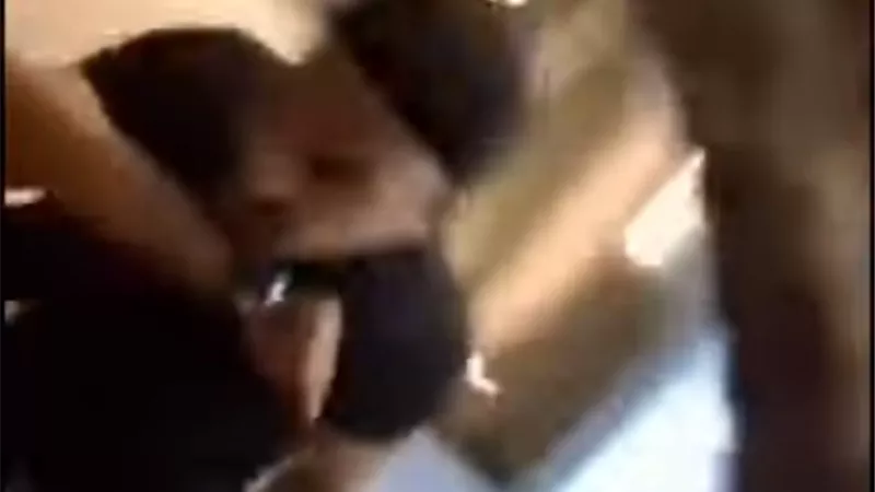 «إنت متعرفش أنا مين».. سايس المعادي يهدد شابًا ويحاول تحطيم هاتفه