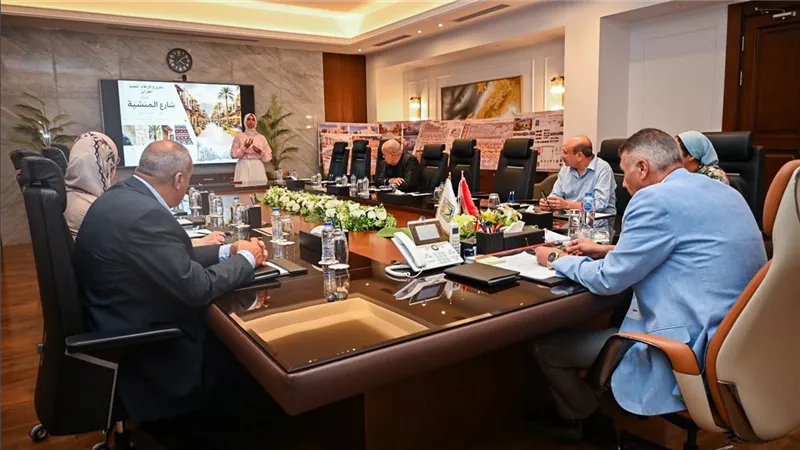 محافظ جنوب سيناء يتابع مشروع الارتقاء والتجديد العمراني بشارع المنشية في طور