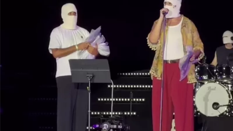 بيضحي في حفلته.. تووليت يوزع تيشيرتات على جمهوره في حفله بالساحل