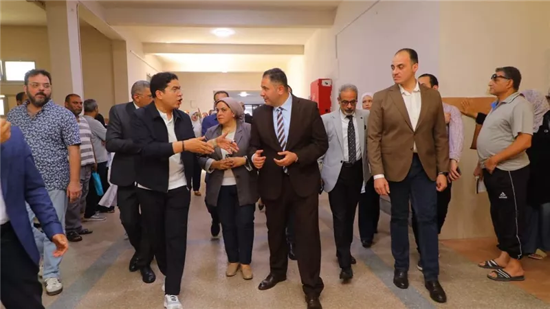 محافظ دمياط يتفقد المستشفى ويتابع أعمال إنشاء مبنى الأورام الجديد