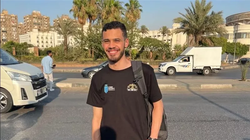 رئيس جامعة بنها يهنئ طالب هندسة بنها لفوز فريقه بمسابقة دولية للأمن السيبراني