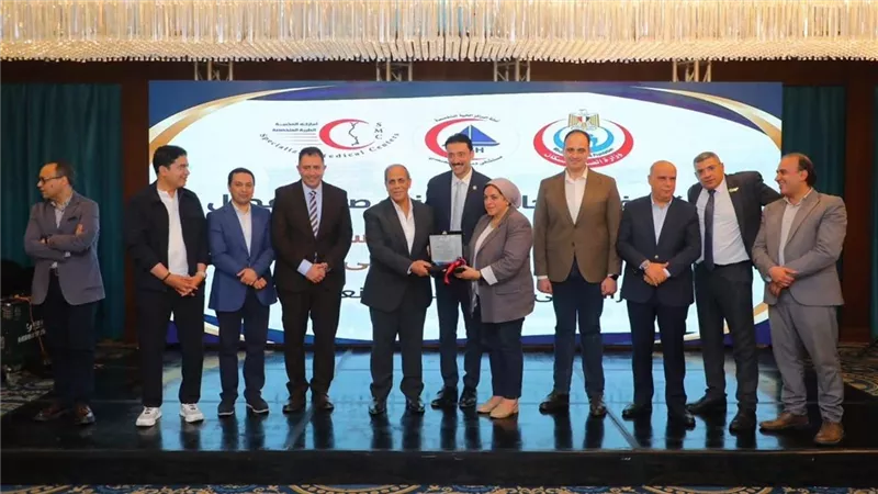 محافظ دمياط يكرم الحاج إبراهيم القشاوي لدعمه للقطاع الصحي