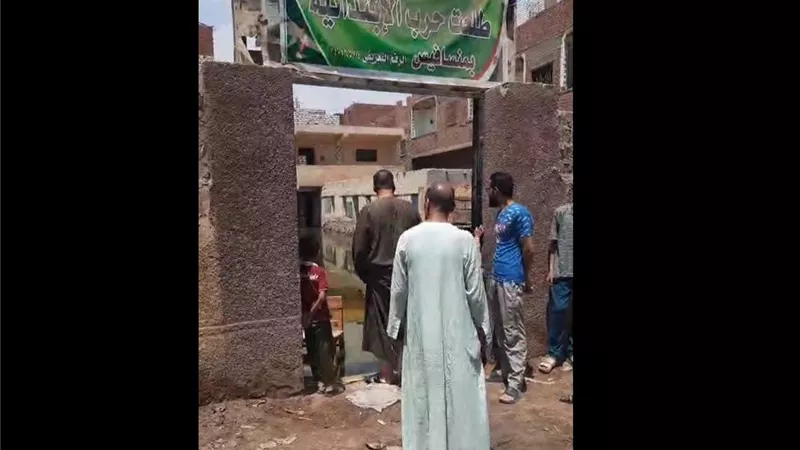 «المياه الجوفيه غرقتنا».. كارثة تهدد المدرسة الإبتداية الوحيدة بـ قرية منسافيس