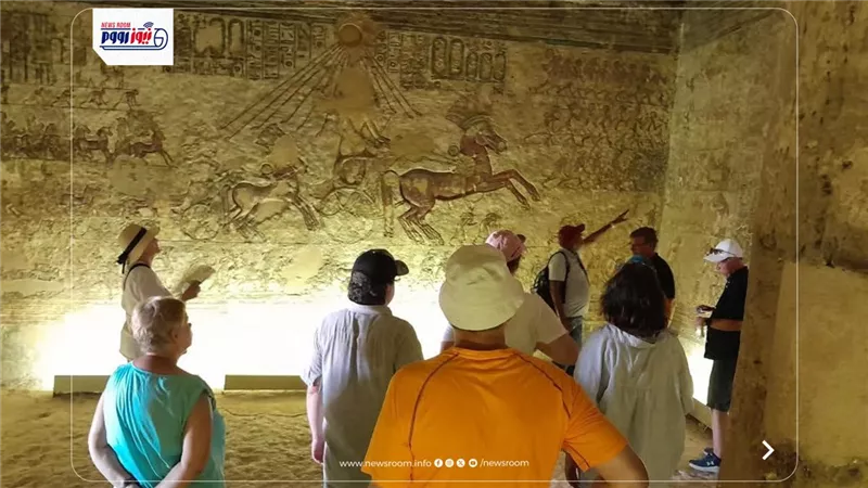 وفد سياحي متعدد الجنسيات يزور آثار بني حسن وتل العمارنة في المنيا