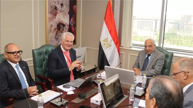 وزير الكهرباء يبحث مع تحالف «رينيرجي جروب» مستجدات مشروع للطاقة الشمسية 