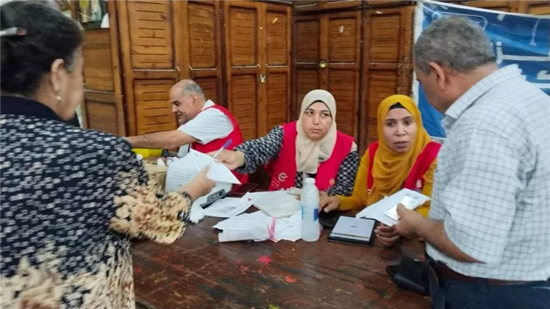 فرق المبادرات الرئاسية تفحص المواطنين بكنيسة الأنبا أنطونيوس بالسويس 