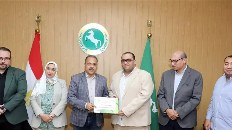 محافظ الشرقية يُكرم مديري المستشفيات المتميزة لنفيذ 967 عملية جراحية ومنظار