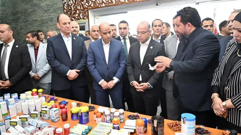 وزيرا الاستثمار والعمل ومحافظ القليوبية يتفقدون مصانع بالمنطقة الاستثمارية