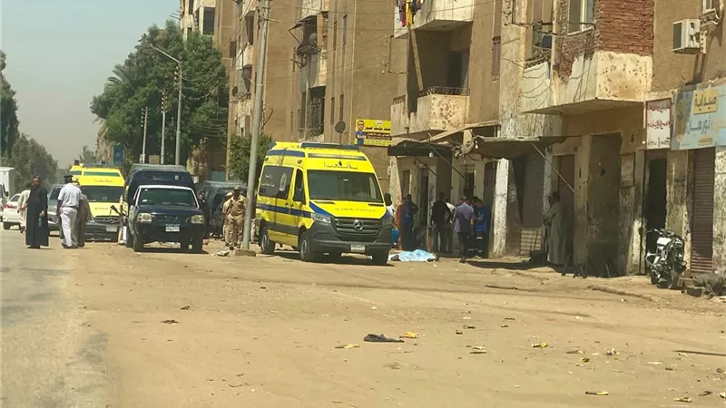 وسط حراسة مشددة.. المتهم يمثل جريمة قتل زوجته وشابين في مساكن الشوش بسوهاج