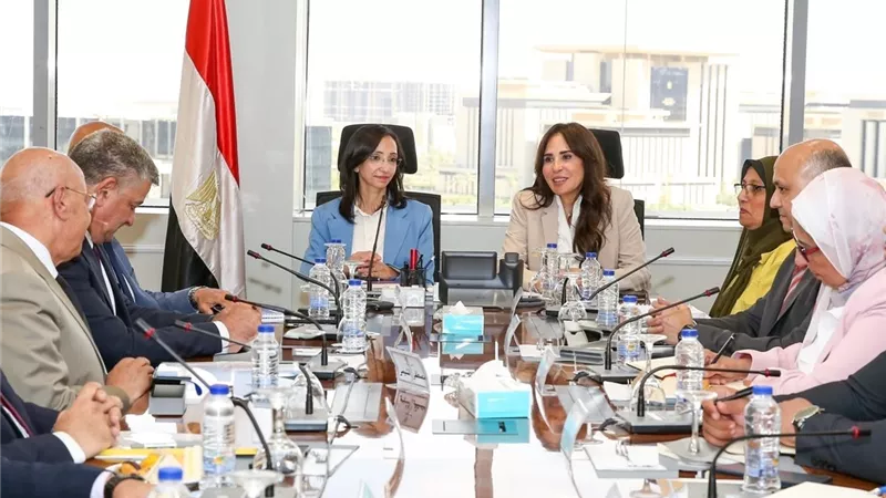 وزيرة الإسكان ومحافظ البحيرة تبحثان مشروعات مياه الشرب والصرف الصحي بالمحافظة