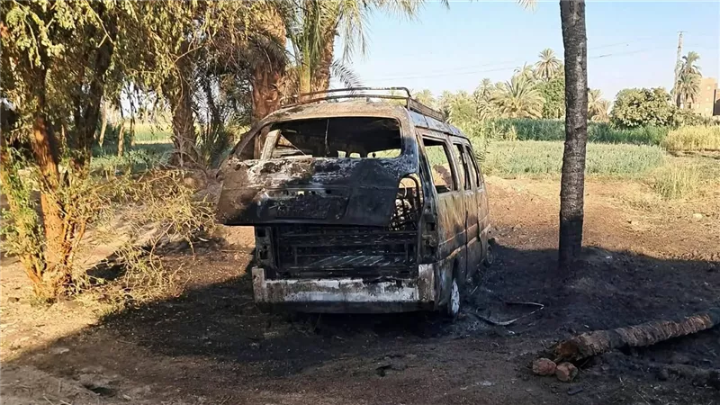 ولعت فجأه..تفحم سيارة بالكامل في حريق هائل بنجع الطويل بالأقصر