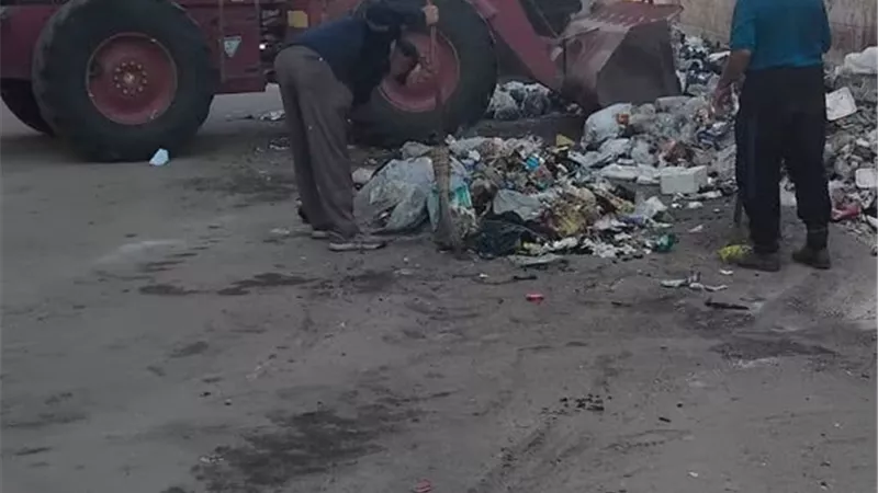 رفع 925 طنًا من التراكمات التاريخية وبؤر المخلفات في يوم واحد