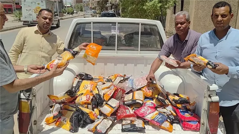 قبل إعادة طرحها بالأسواق.. ضبط ربع طن أغذية منتهية الصلاحية داخل ثلاجة بالأقصر