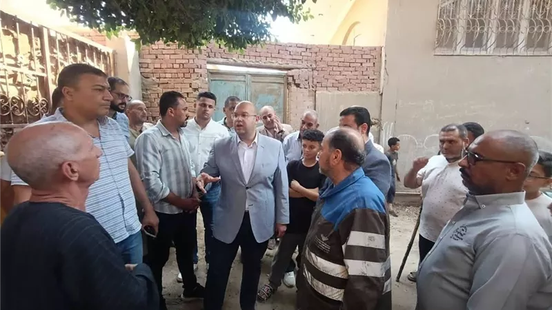 نائب محافظ الجيزة يتابع معدلات التنفيذ بمشروع الصرف الصحي بزاوية دهشور