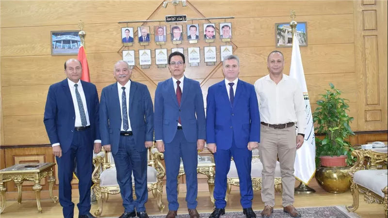 جامعة بنها تبحث تعزيز التعاون مع بنك مصر لدعم الطلاب والعاملين والخدمات الجامعية