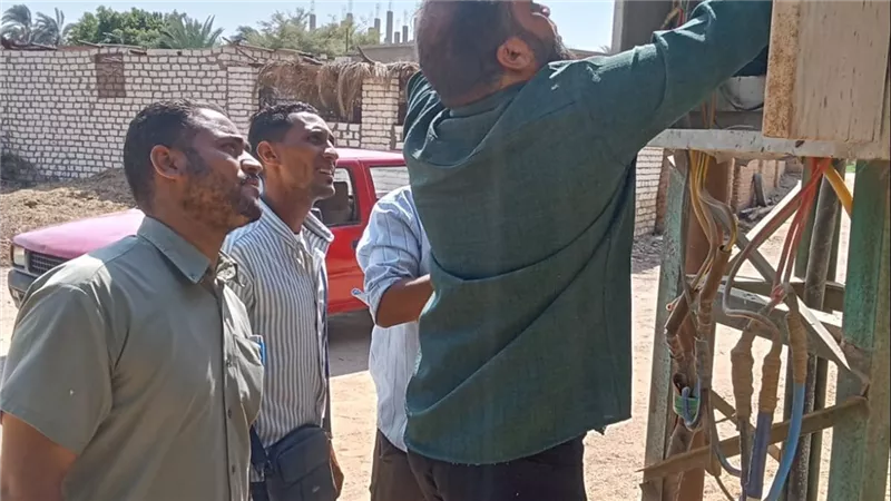 حملة مكبرة لضبط سرقة التيار الكهربائي في نجع حمادي.. تحرير محاضر للمخالفين