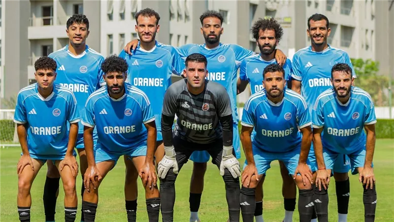 الشرطة تتدخل بعد تجمهر لاعبي أورانج أمام الاتحاد اعتراضًا على استبعاد الفريق