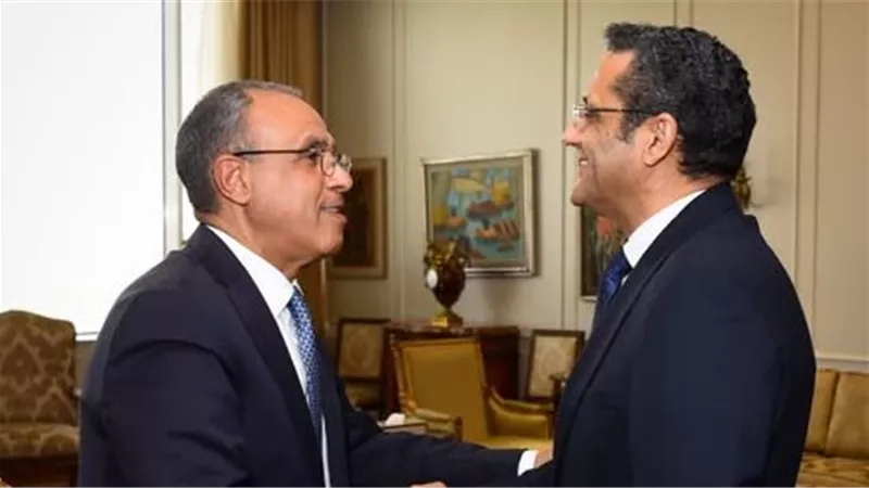 وزير الخارجية يلتقي نقيب الصحفيين لتعزيز التعاون والتواصل مع الصحافة الوطنية