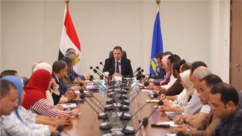 محافظ دمياط يبحث تعزيز التكيف المناخي وحماية المدن الساحلية من الكوارث الناتجة عن تغيير المناخ