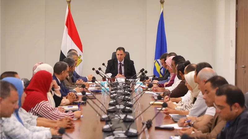 محافظ دمياط يبحث تعزيز التكيف المناخي وحماية المدن الساحلية من الكوارث