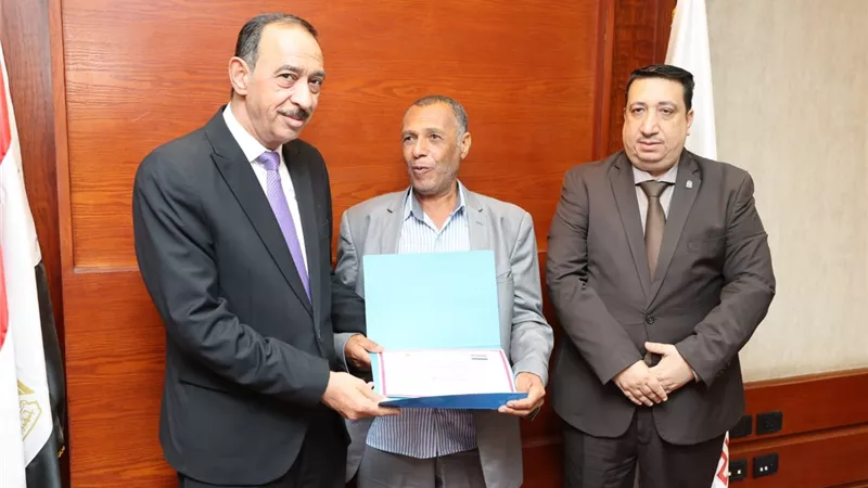 تبرع بجزء من أرضه لتوسعة الطريق.. محافظ سوهاج يكرّم مواطنًا بطهطا 