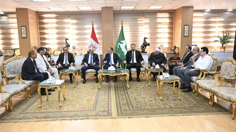 محافظ الشرقية يستقبل وفد الأمانة العامة لحزب الجبهة الوطنية لتقديم العزاء لأسر ضحايا حادث الدواويس