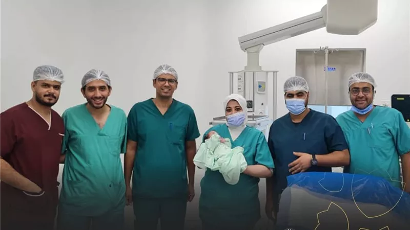 عمرها 9 أيام فقط.. فريق طبي بمجمع السويس الطبي يتعامل مع حالة دقيقة لرضيعة 