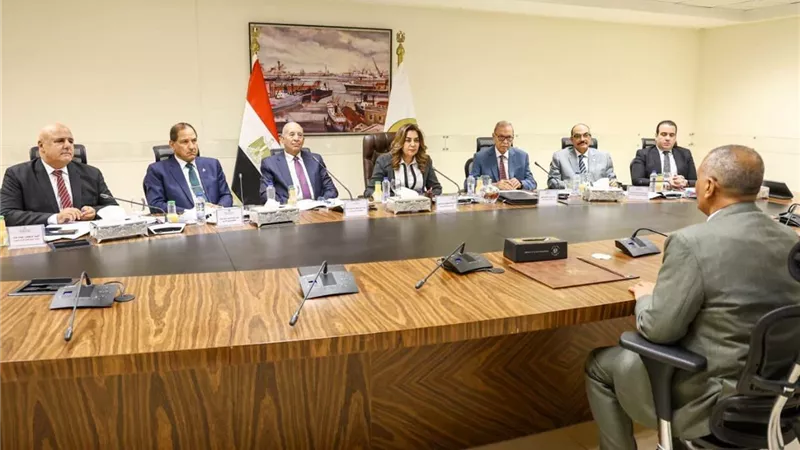 وزيرة التنمية المحلية والبيئة تترأس اجتماع اللجنة العليا للقيادات بالوزارة 