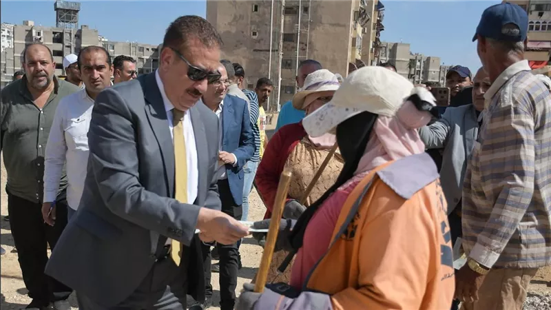 محافظ بورسعيد يشكر عمال النظافة ويقدم لهم هدايا مادية تقديرا لجهودهم