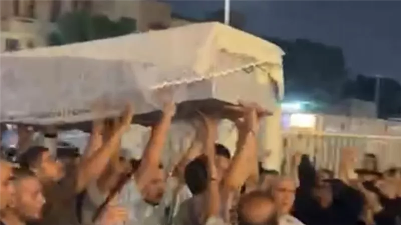 بالزغاريد و طرحة زفافها.. تشييع جنازة عروس المعادي في مسجد عمرو بن العاص 