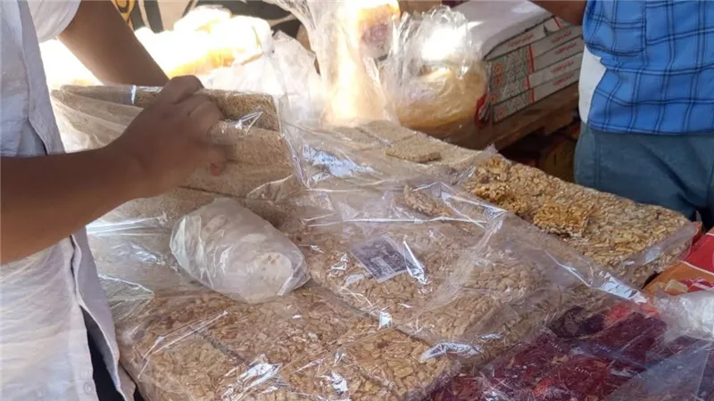 ضبط 300 كيلو حلوى مولد مجهولة المصدر داخل مخزن غير مرخص