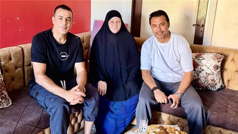 أحمد حسن يزور والدة الراحل محمد عبد الوهاب في الفيوم برفقة عصام الحضري