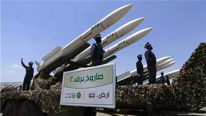 اليمن.. صواريخ إيرانية استخدمت في قصف ميناء المخا وتصعيد حوثي على عدة جبهات