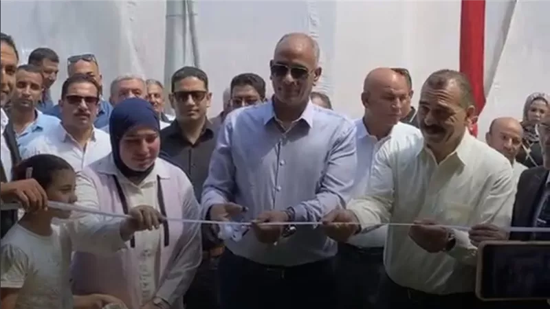 أسعار مخفضة.. محافظ كفر الشيخ يفتتح معرض أهلا مدارس بمدينة فوة