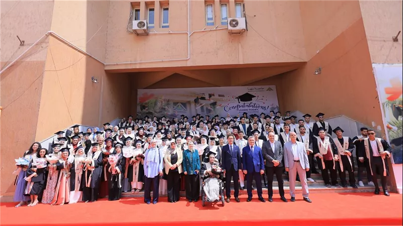 رئيس جامعة بنها يشهد حفل تخرج دفعة جديدة من طلاب كلية الآداب