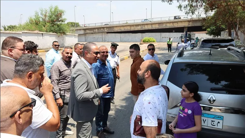 لدراسة إنشاء سوق حضاري للباعة.. محافظ الجيزة يتفقد شارع الصوامع بإمبابة