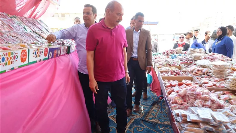 محافظ السويس يتفقد شوادر حلوى المولد ويوجه بالالتزام بالأسعار ورفع الإشغالات
