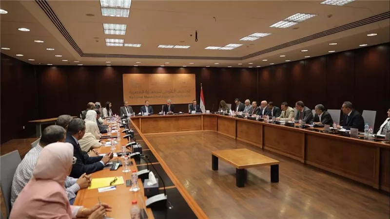 وزير السياحة والآثار يجتمع بقيادة الوزارة ويعلن سياسات عمل جديدة  
