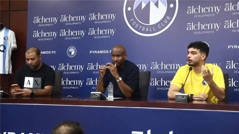 بيراميدز يقدم مدربه الجديد رولاني موكوينا لوسائل الإعلام