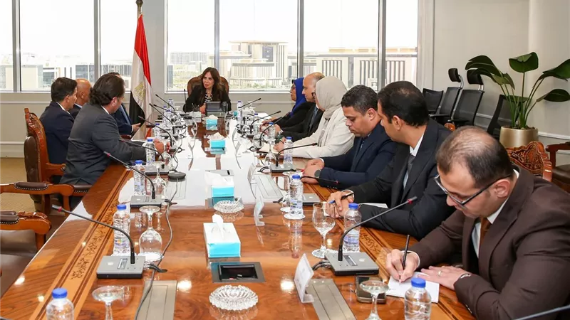 الإسكان تبحث مقترحات إدارة حي المال والأعمال بالعاصمة الجديدة