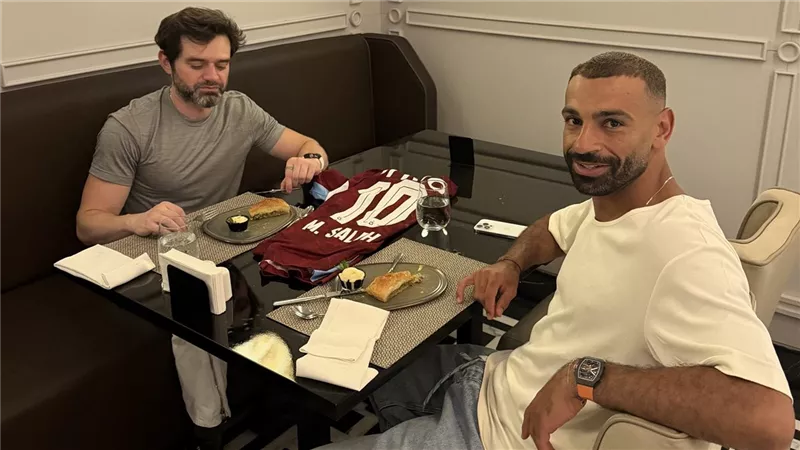 محمد صلاح يظهر في تركيا برفقة رامي عباس.. وغداء خاص بقميص طرابزون