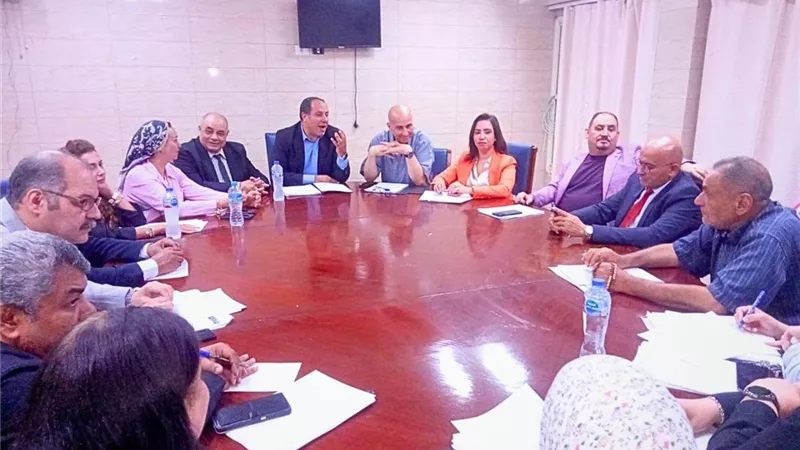 اجتماع موسع لمناقشة التوسع وتطوير مستشفى هليوبوليس | تفاصيل