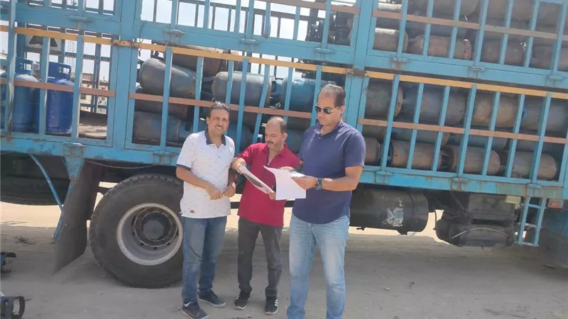 ضبط 55 أسطوانة غاز و940 كيلو أغذية فاسدة ومجهولة المصدر بكفر الدوار